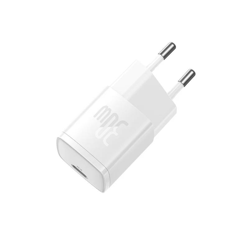 Beyaz şarj cihazı, '30W' yazılı ve USB-C bağlantı noktasına sahip iki pime sahip. Açılı görünüm.