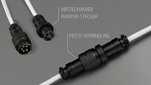 Trzy czarne złącza z białymi przewodami. Jedno połączone, dwa osobne. Szare tło.