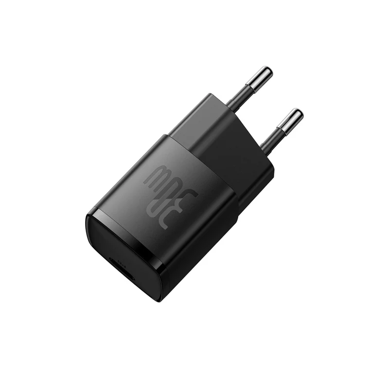 USB-C bağlantı noktasına ve iki uca sahip siyah 30W şarj cihazı. Marka adı ve PD görünür.