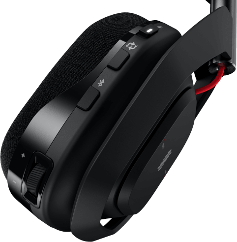 Egy fekete gamer headset közeli képe. Hangerőszabályzót, gombokat és mikrofont mutat.