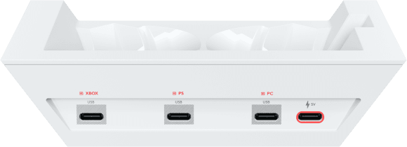 Fehér eszköz XBOX, PS és PC feliratú USB-portokkal. Az 5V-os port pirossal van kiemelve.