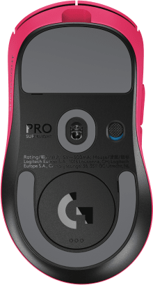 Egy rózsaszín Logitech Pro Superlight egér alulnézete. Fekete alja és szürke párnái vannak.
