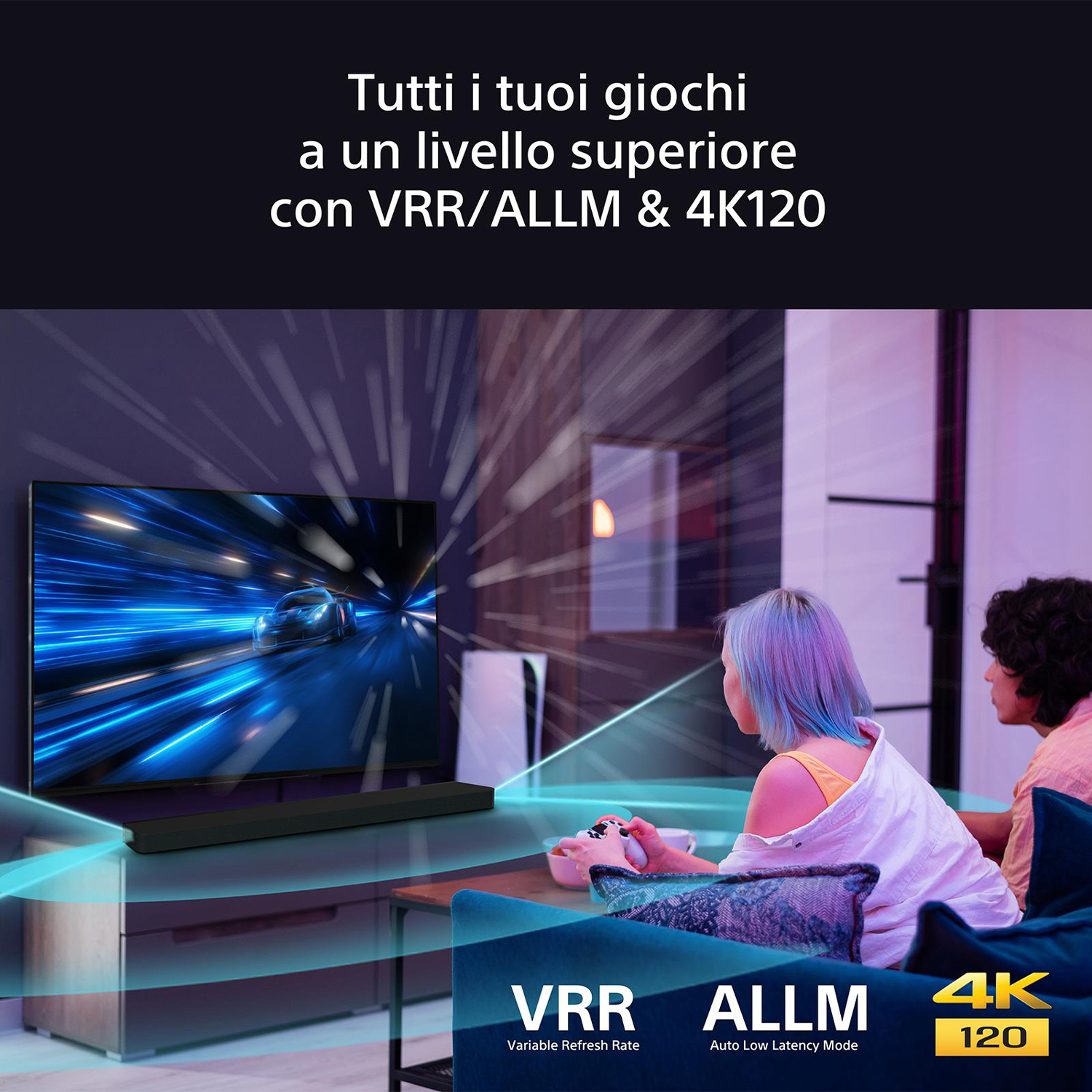 Persone che guardano la TV, con VRR, ALLM e 4K120 visualizzati.