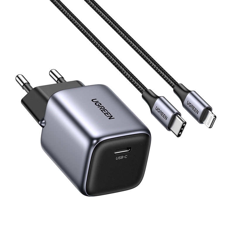 UGREEN markasıyla şarj cihazı ve iki USB-C - Lightning kablosu.