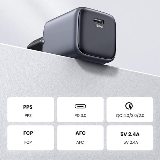 USB-C portlu siyah şarj cihazı ve PD 3.0 ve PPS gibi özellikleri gösteren metin kutuları.