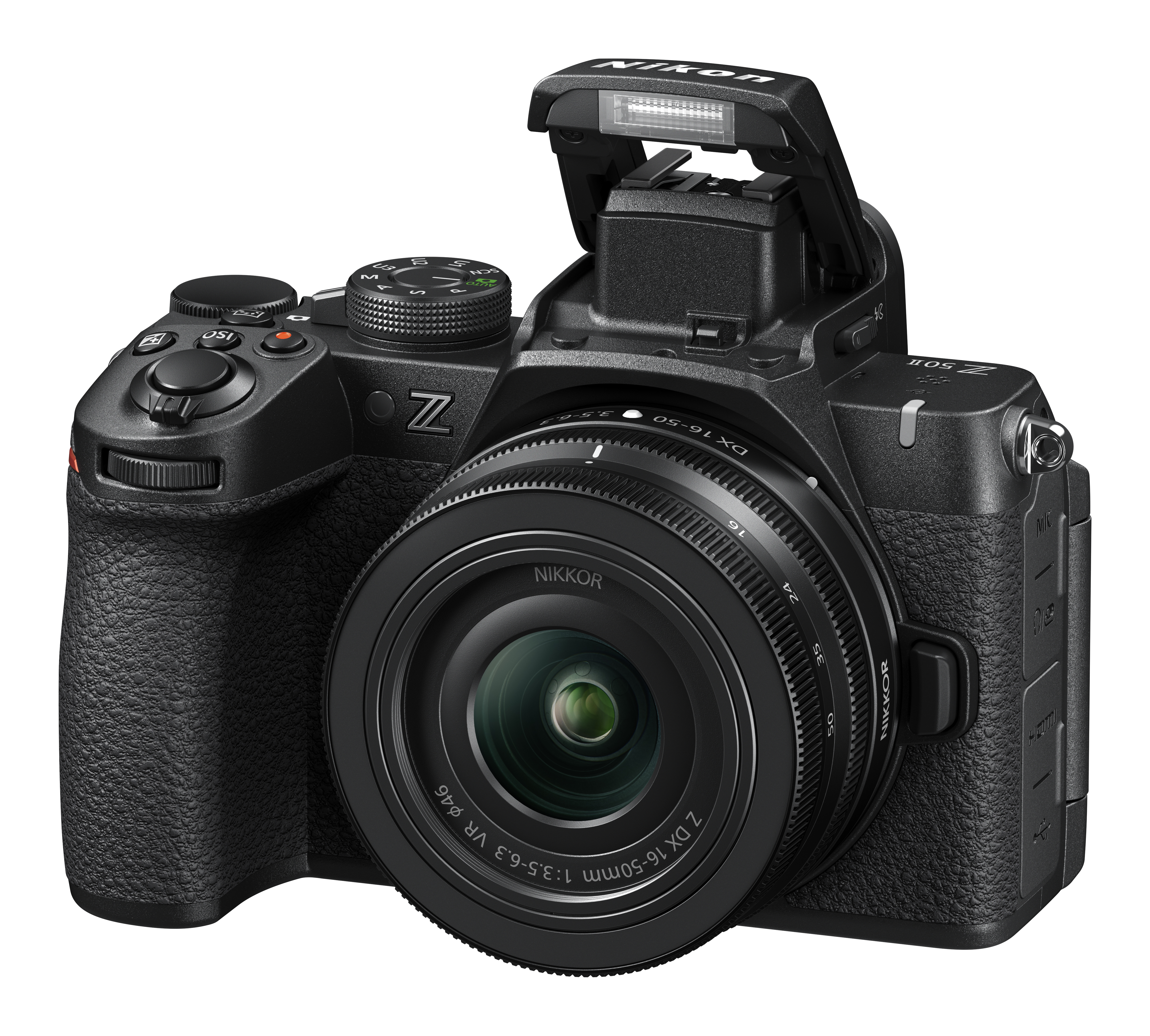 Schwarze Digitalkamera mit Objektiv und Aufklappblitz auf weißem Hintergrund. Objektiv: Nikkor.