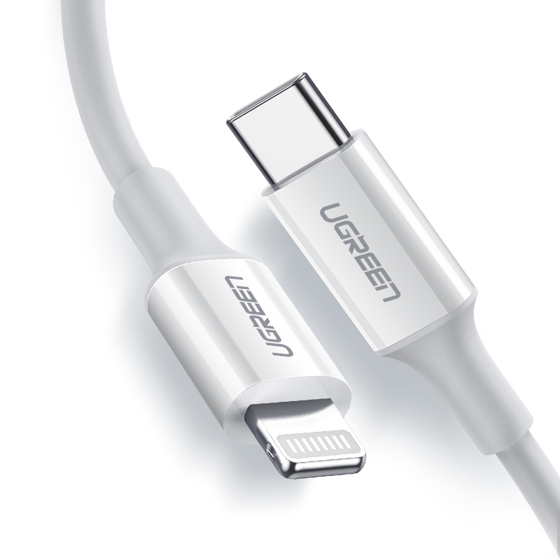 İki konektörlü beyaz kablo: USB-C ve Lightning, konektörlerde UGREEN markası.