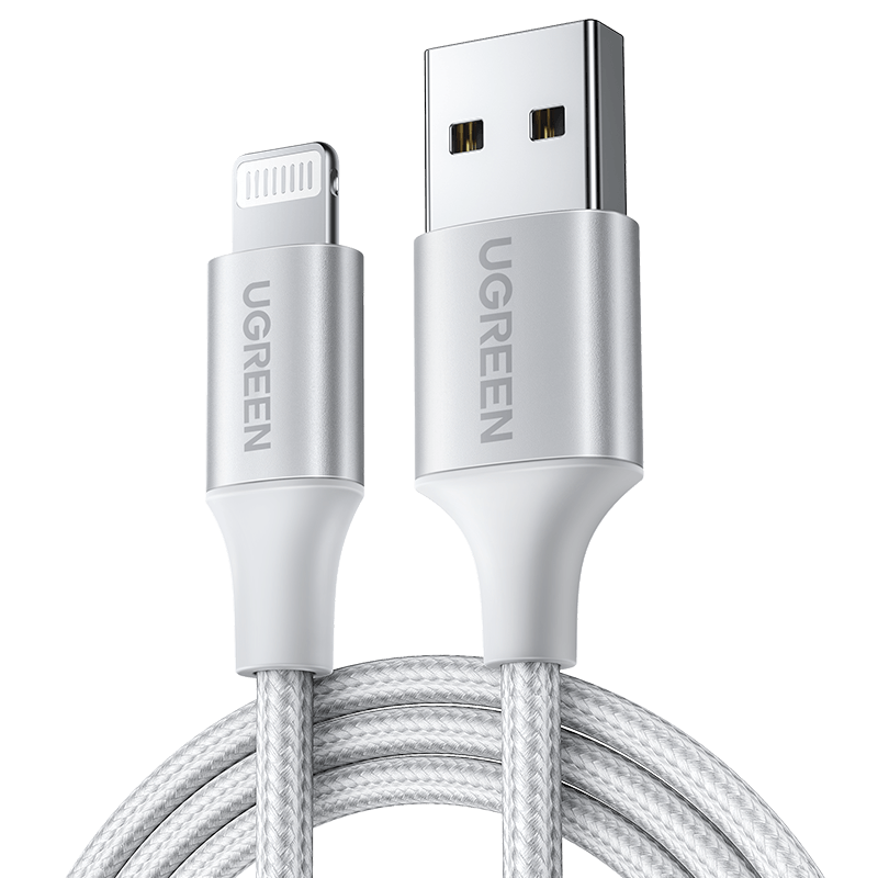 Siyah arka plan üzerinde Lightning ve USB konektörlü beyaz UGREEN USB kablosu.