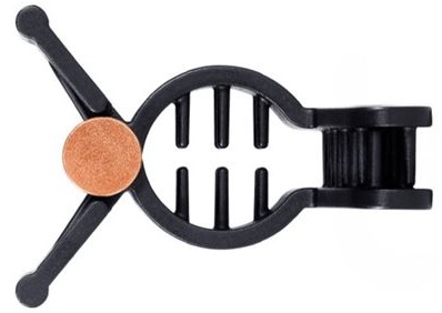 Czarny plastikowy zacisk z miedzianym okręgiem i dwoma ramionami. Tło jest białe.