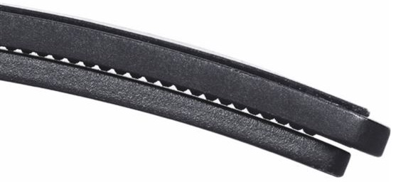 Zbliżenie czarnej spinki do włosów, pokazujące ząbkowane krawędzie.