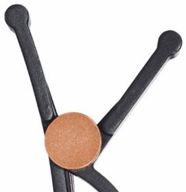 Narzędzie z ramionami i miedzianą monetą pośrodku.