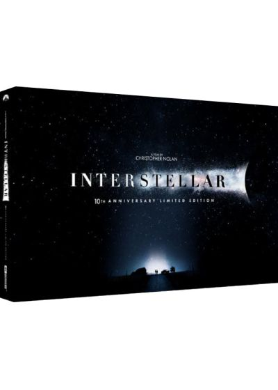 Interstellar filmbox met een donkere sterrenachtergrond en titeltekst.