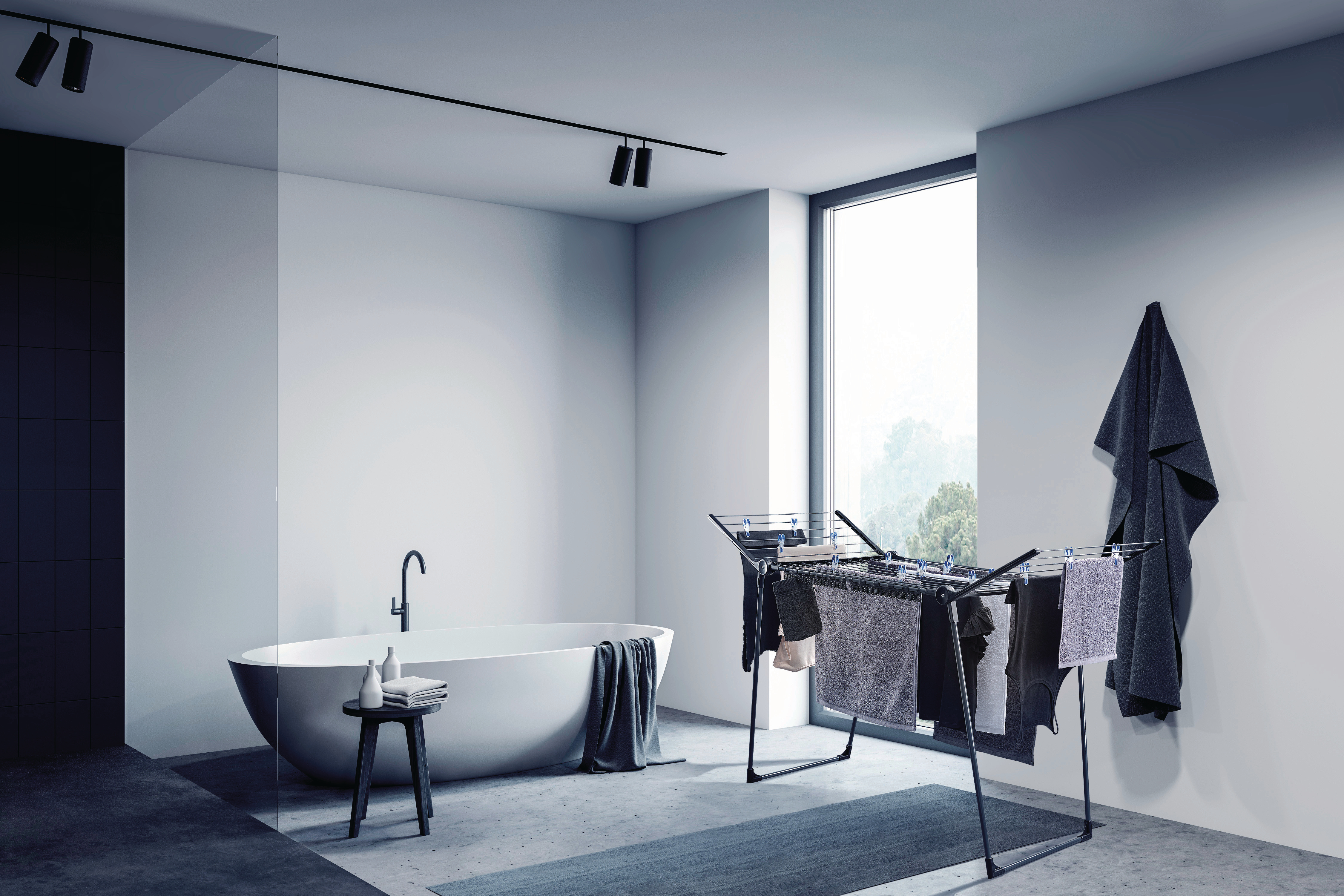 Modernes Badezimmer mit Badewanne und Wäscheständer mit Handtüchern. Fenster bietet natürliches Licht.