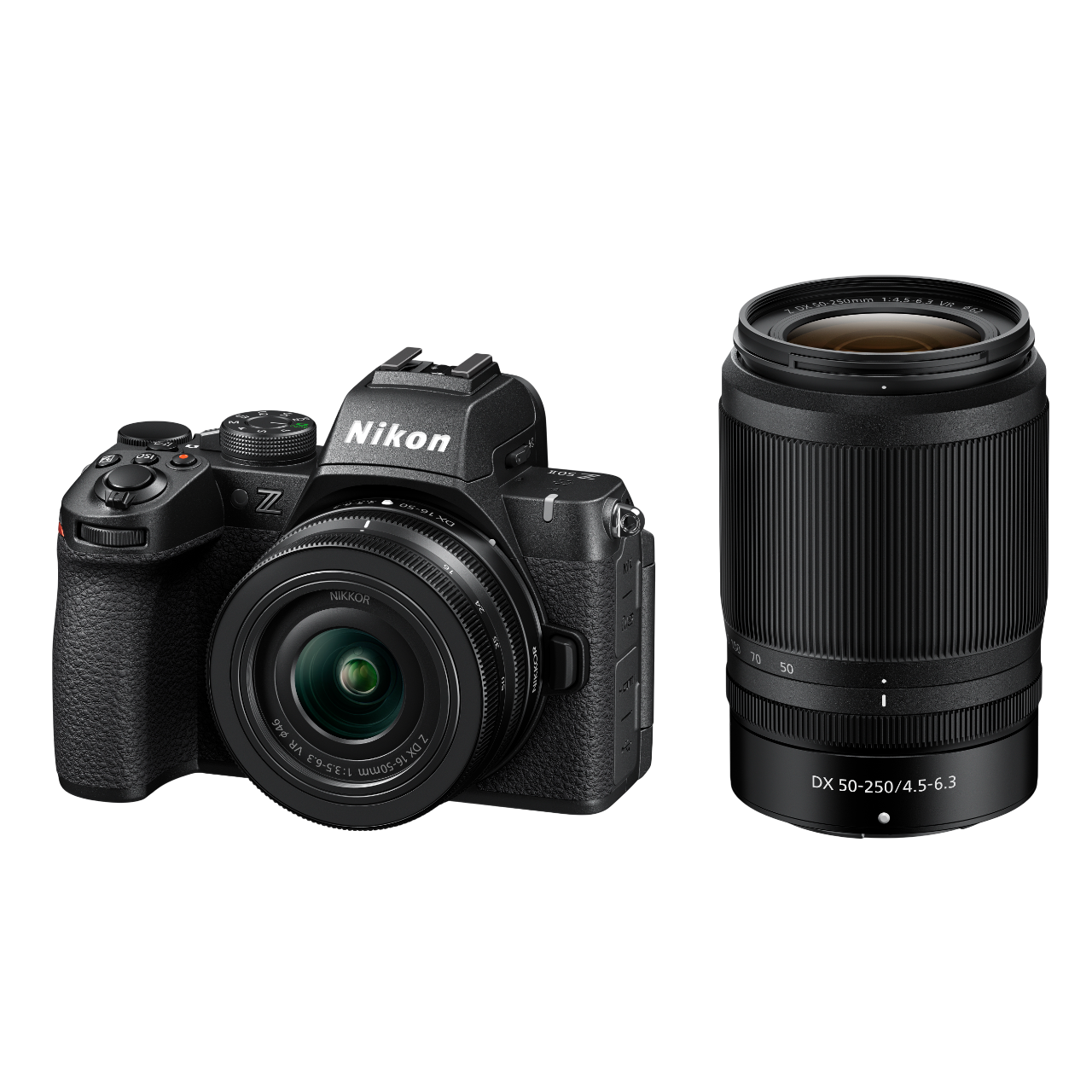 Schwarzes Nikon Kamera- und Objektiv-Set. Kamera hat ein Objektiv angesetzt. Objektiv rechts. Schwarzer Hintergrund.