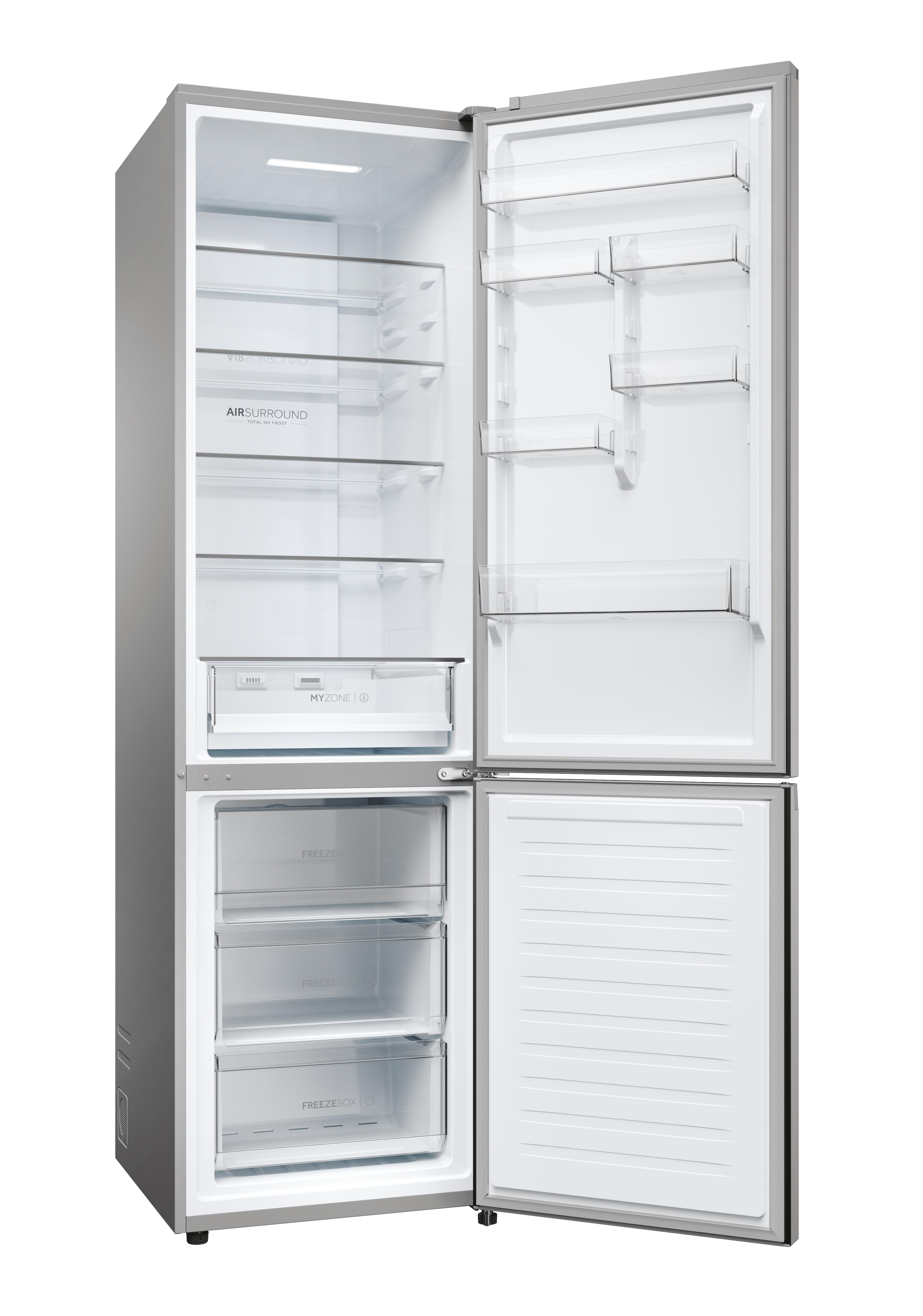 Silberner Kühlschrank mit offenen Türen. Der Innenraum zeigt Regale, Schubladen und Lebensmittel.
