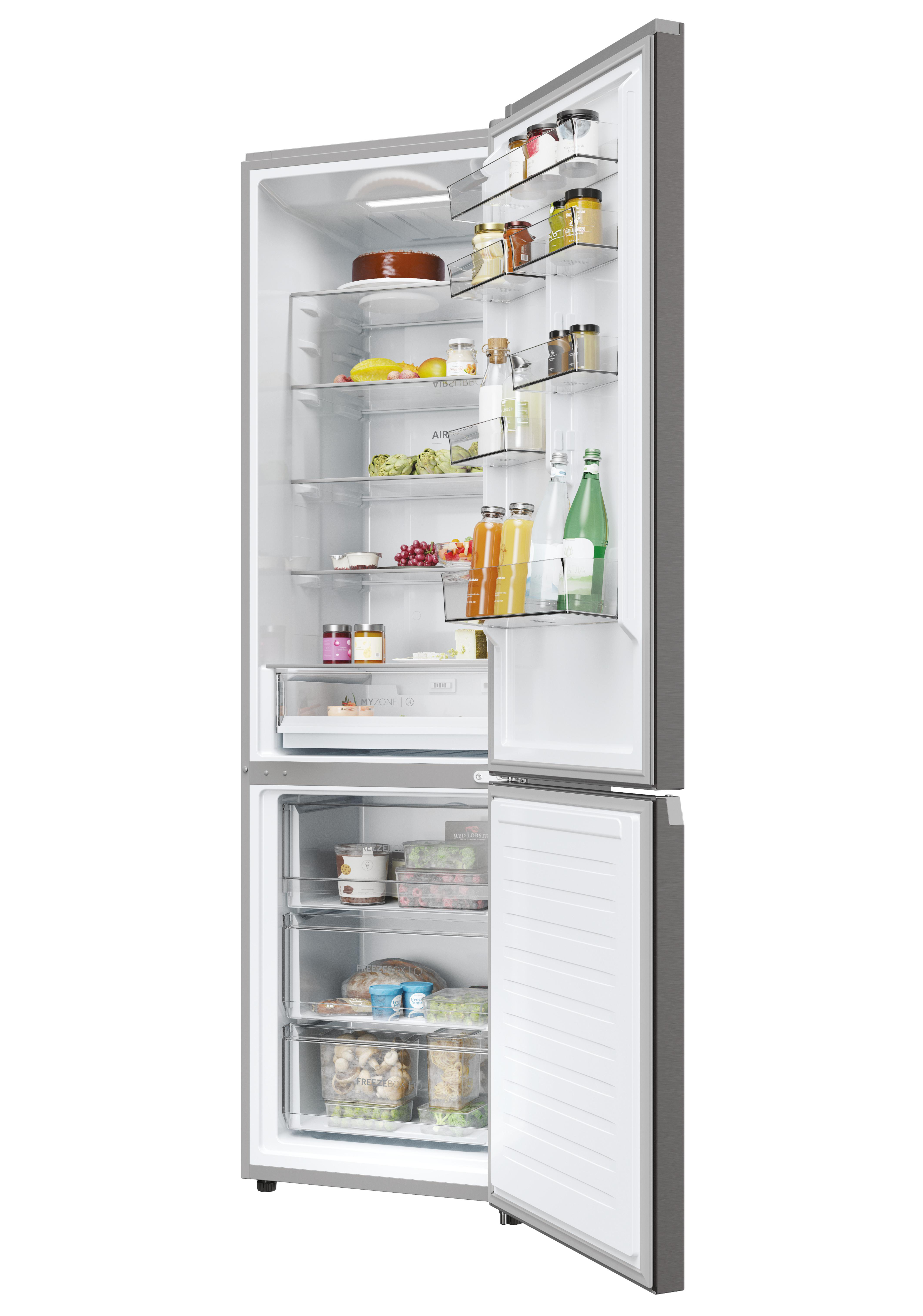 Kühlschrank mit geöffneter Tür, zeigt Regale mit Lebensmitteln. Auch das Gefrierfach ist offen.