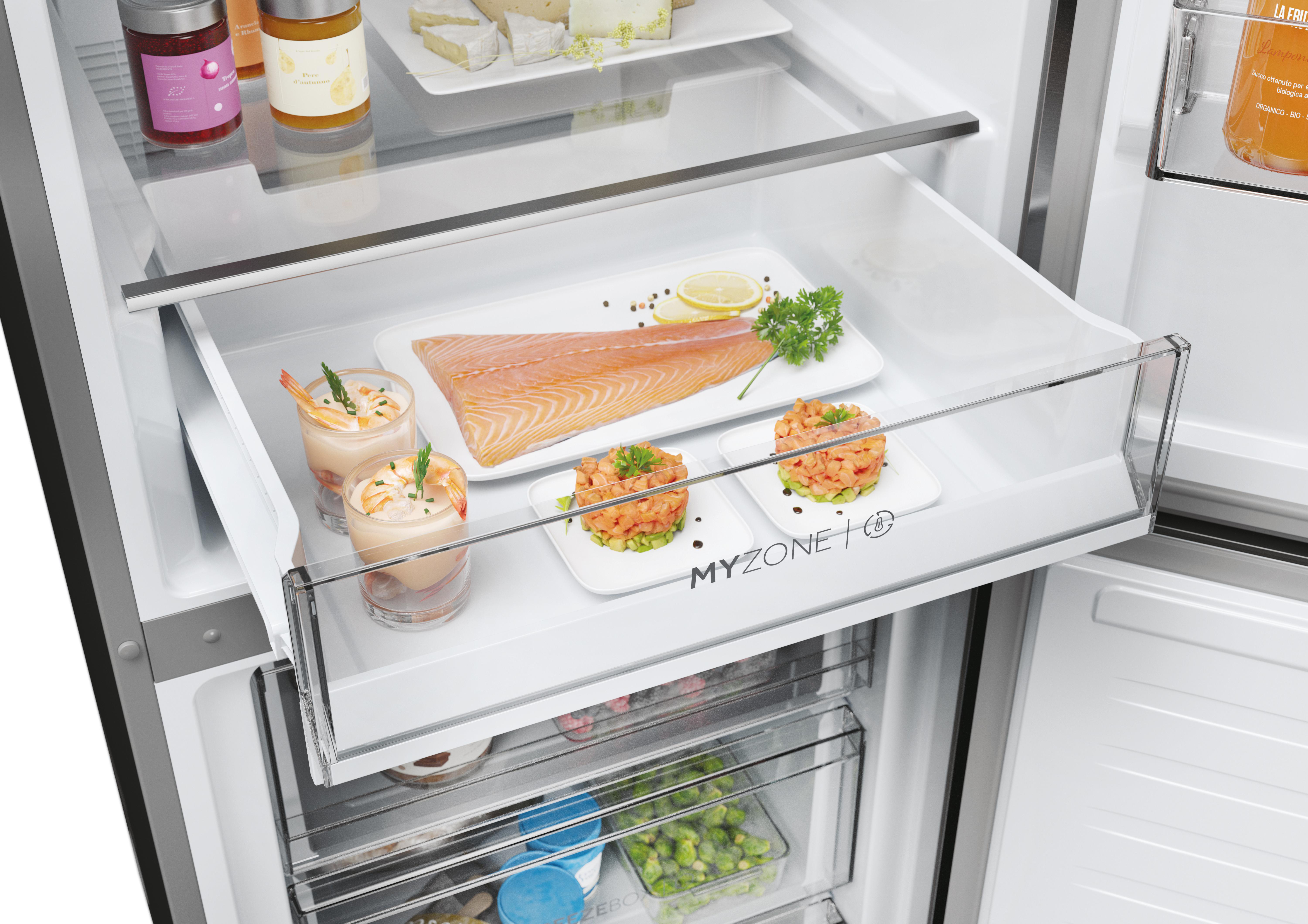 Kühlschublade mit Lachs, Garnelen und anderen Lebensmitteln.