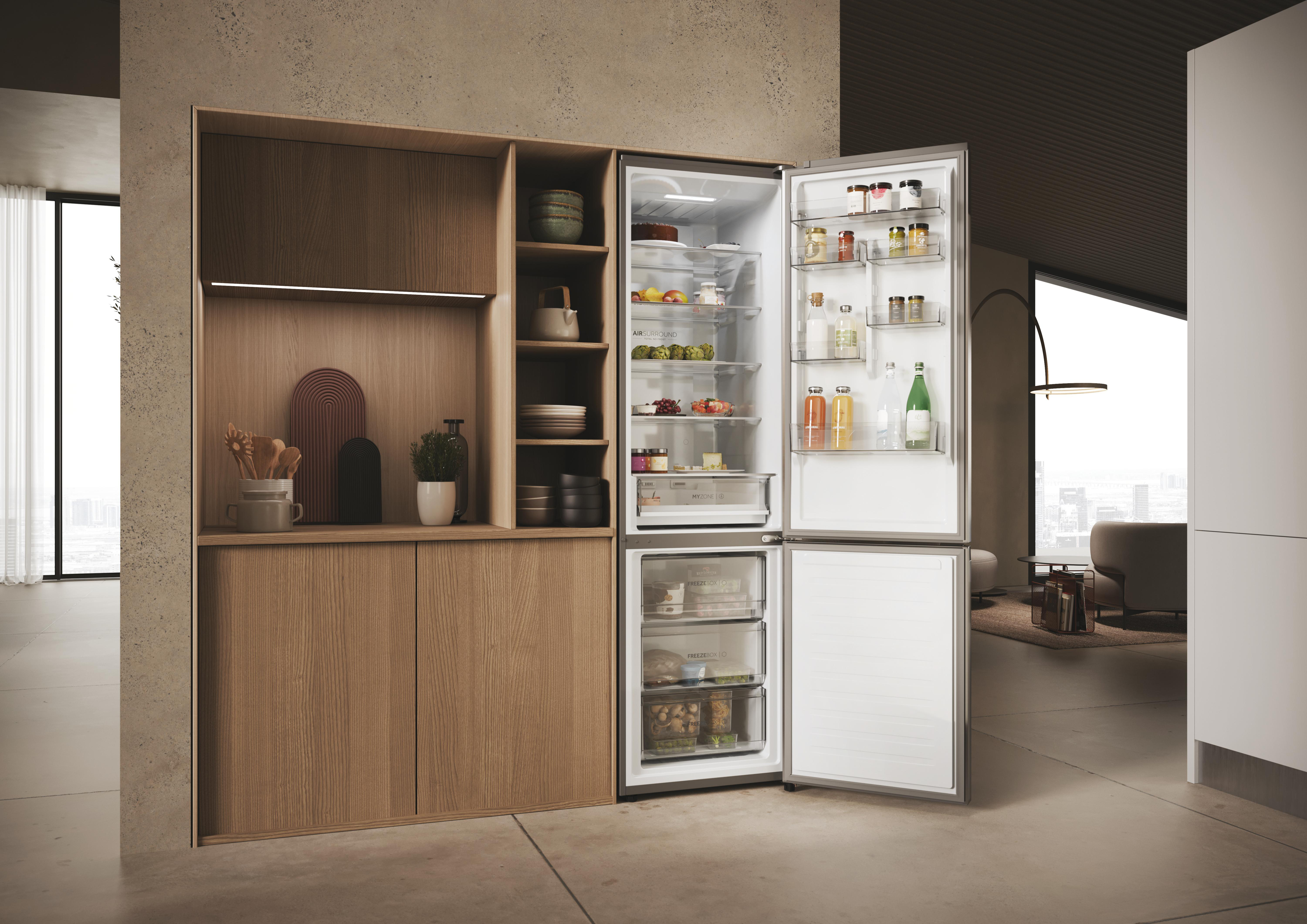 Moderner Kühlschrank mit offenen Türen, der die Innenausstattung und die Lebensmittellagerung zeigt.