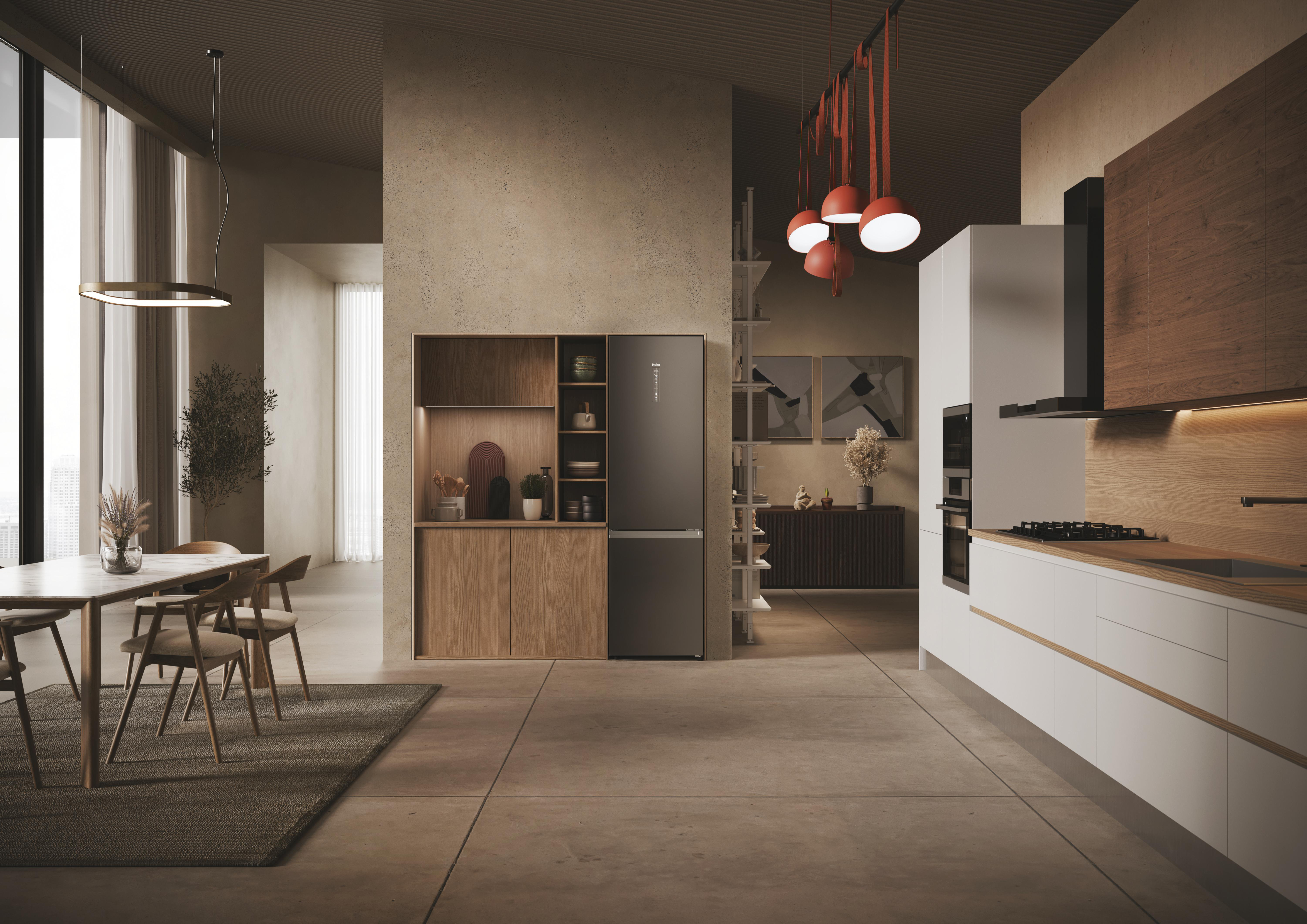 Moderne Küche mit Kühlschrank, Esstisch und Pendelleuchten. Holzschränke und -böden.
