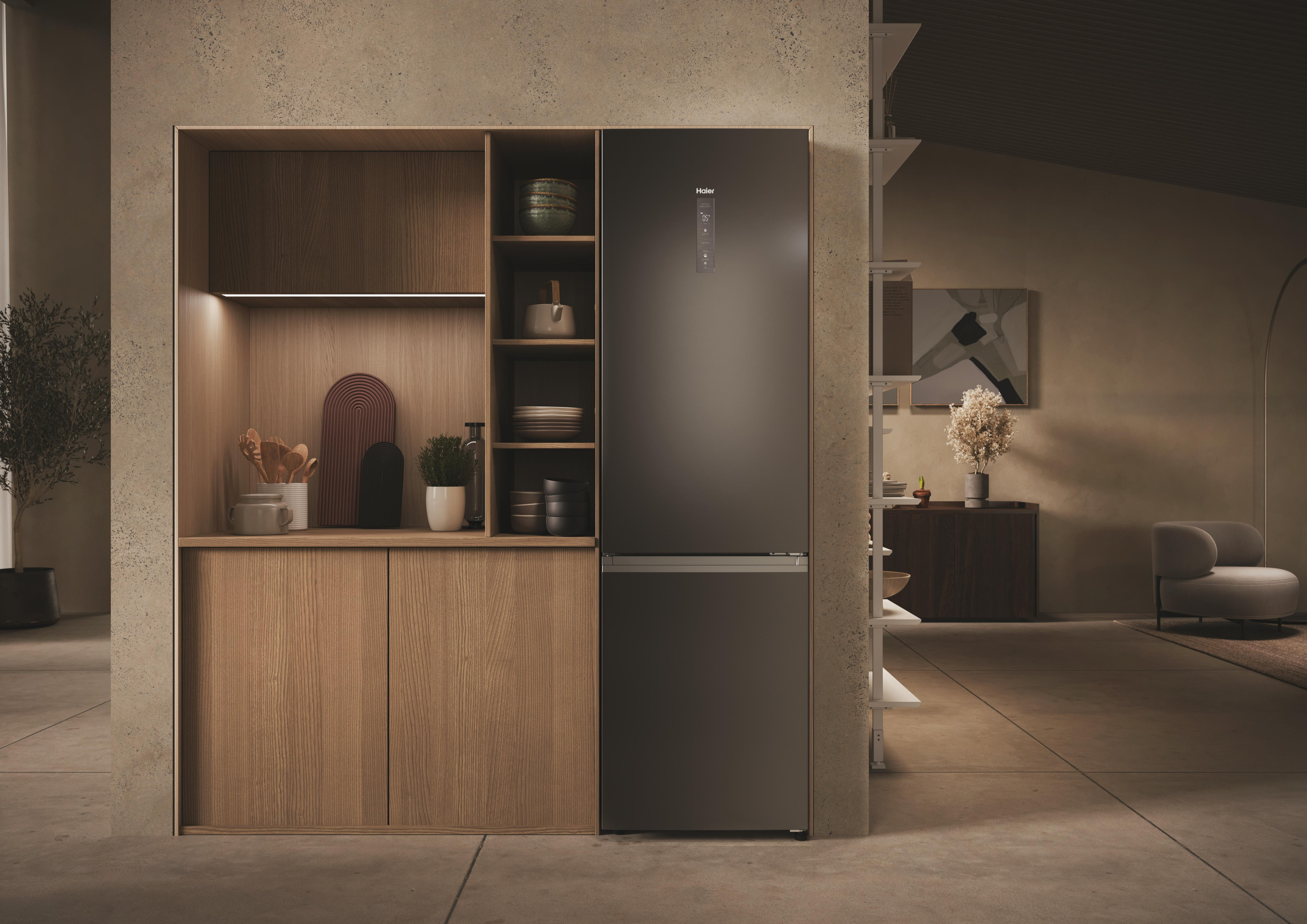 Moderne Küche mit Kühlschrank in Holzschränken. Der Raum hat eine neutrale Farbgebung.