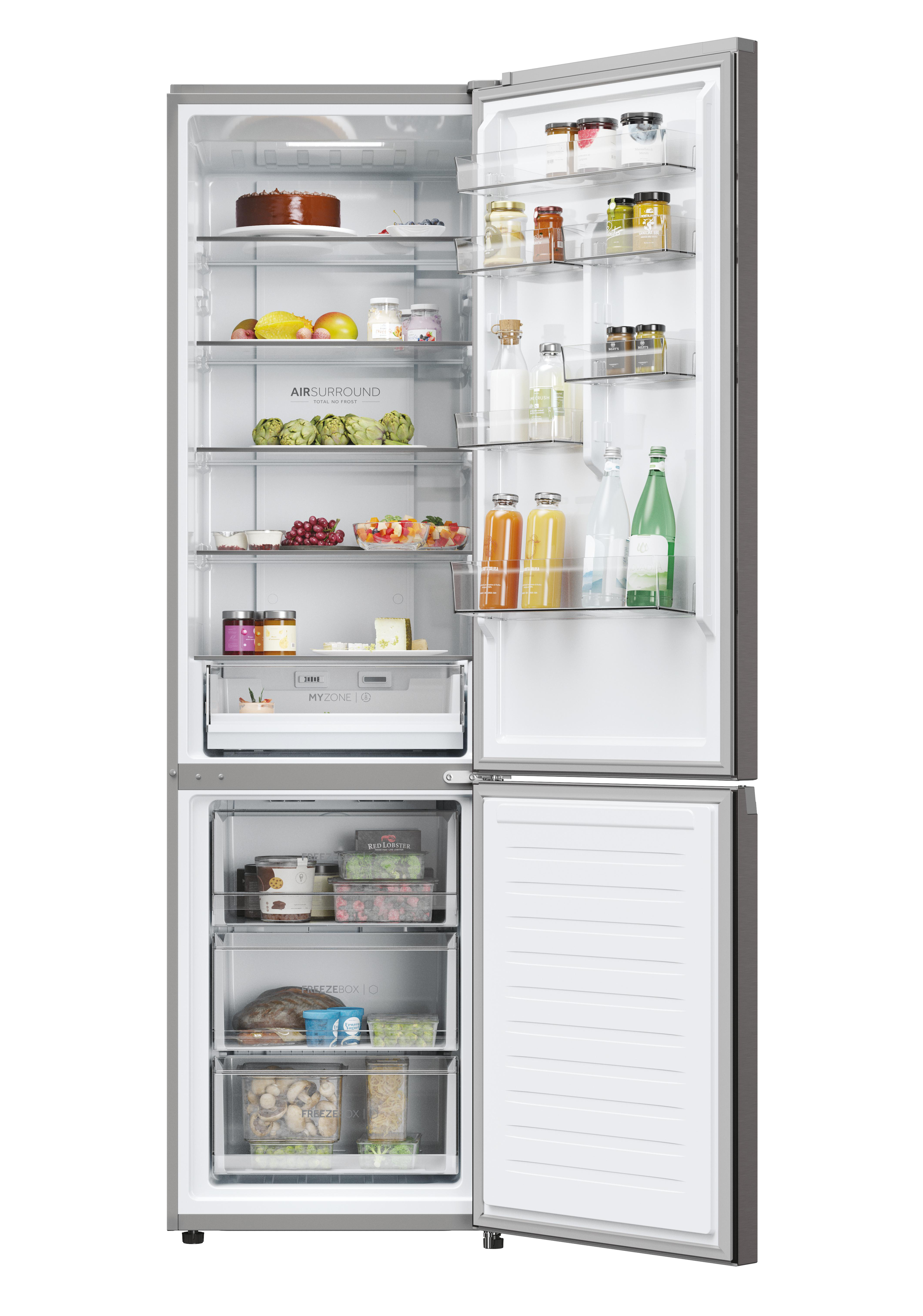 Ein geöffneter Kühlschrank mit Regalen mit Lebensmitteln. Das Gefrierfach ist unten geöffnet. Weißer Hintergrund.