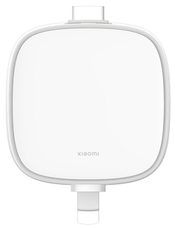 Biała ładowarka Xiaomi. Ładowarka jest kwadratowa z jednym portem ładowania na dole.