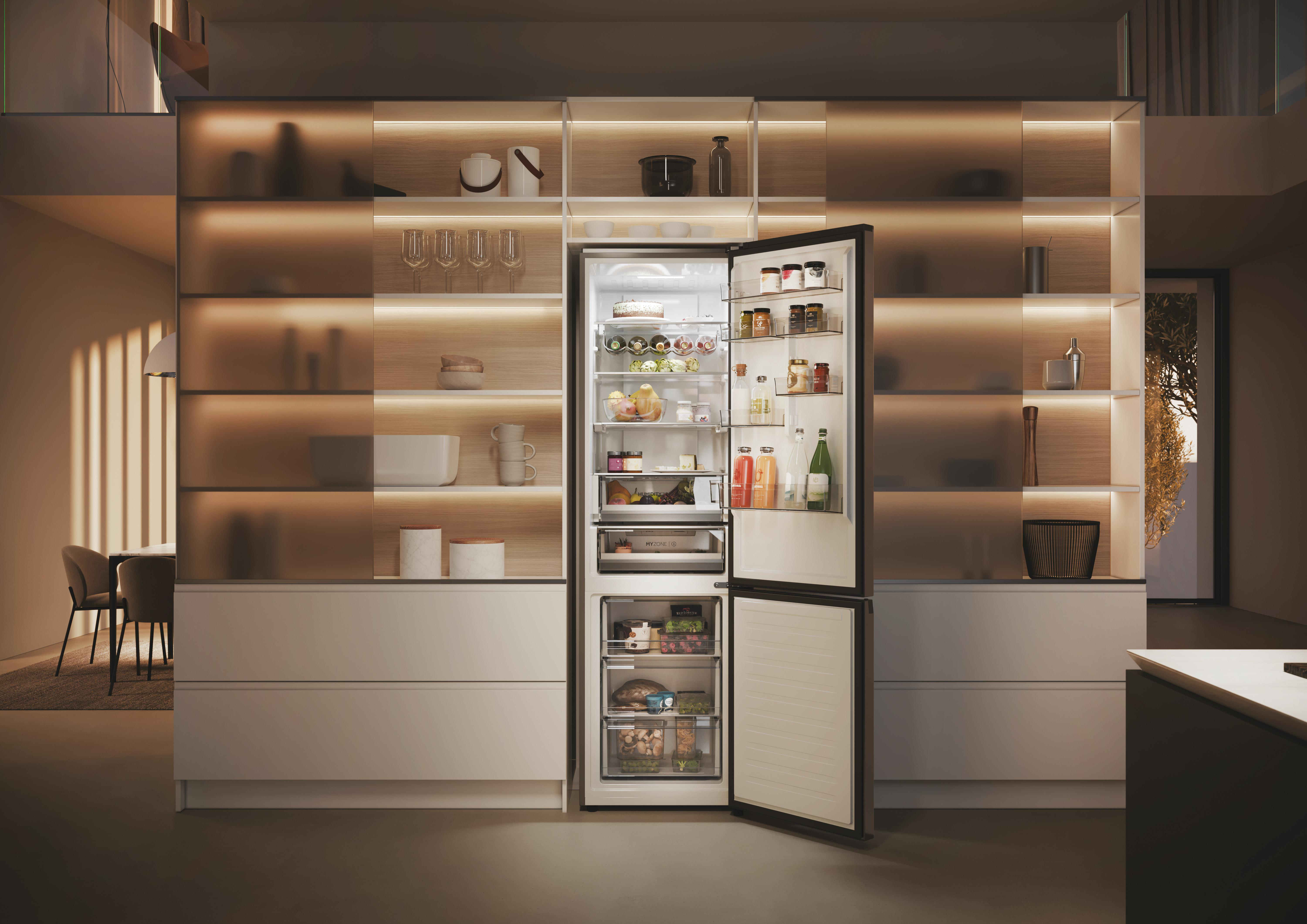 Ein moderner Kühlschrank mit offenen Türen, gefüllt mit Essen und Getränken, in einer hellen Küche.