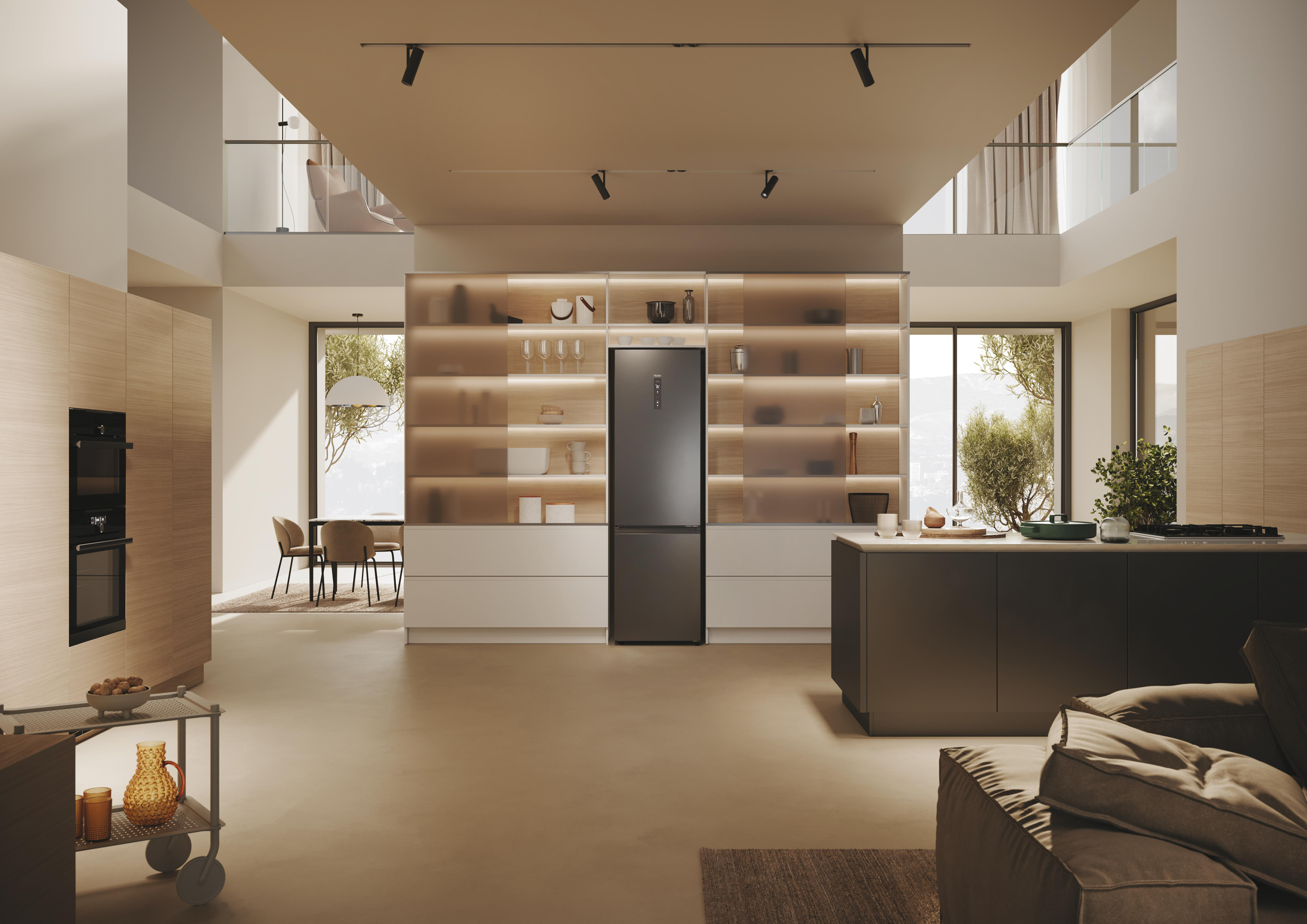 Eine moderne Küche mit Kühlschrank, Backofen und Kücheninsel. Neutrale Farbpalette.
