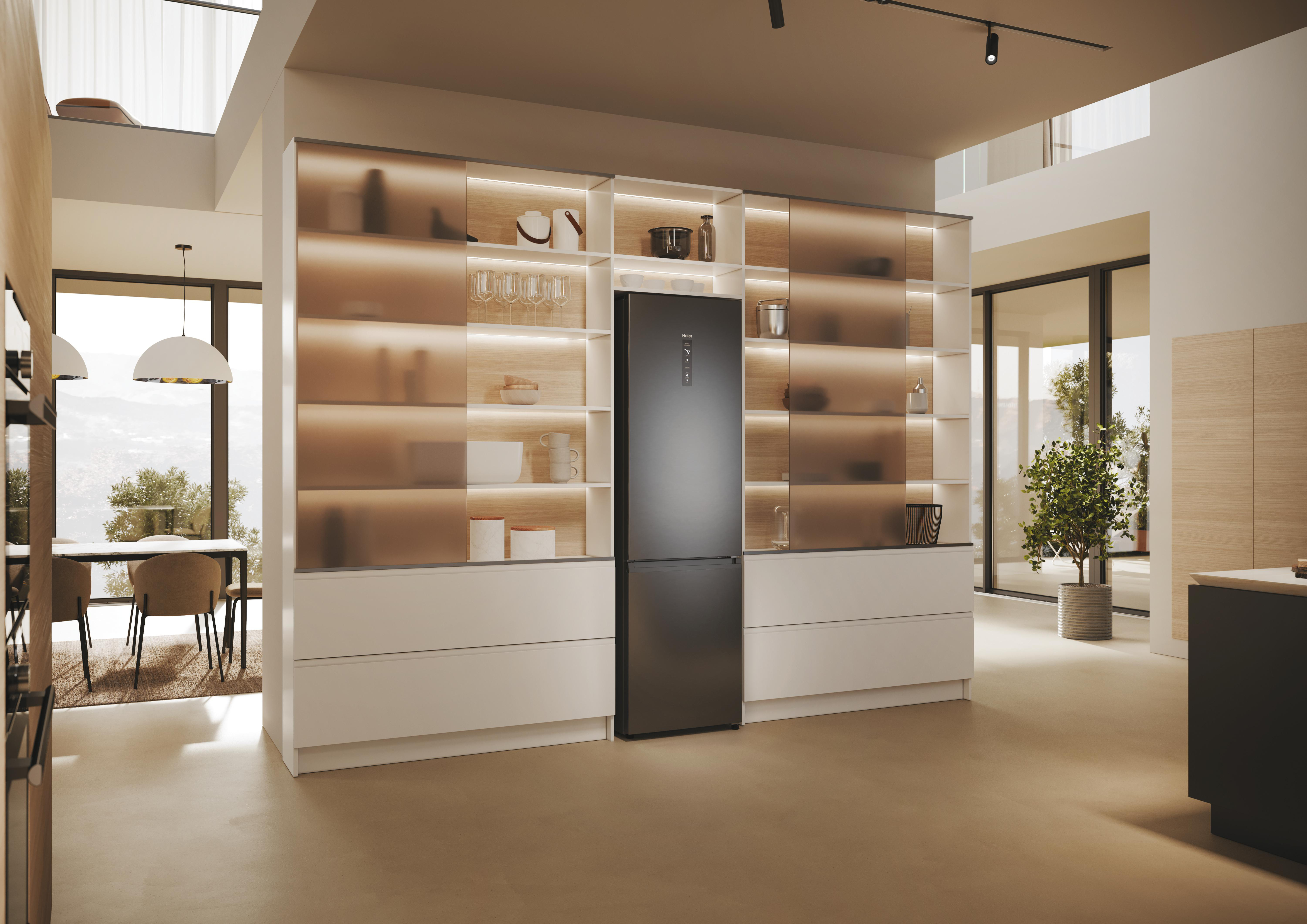 Eine moderne Küche mit einem schwarzen Kühlschrank. Die Küche hat weiße Schränke und Holzakzente.