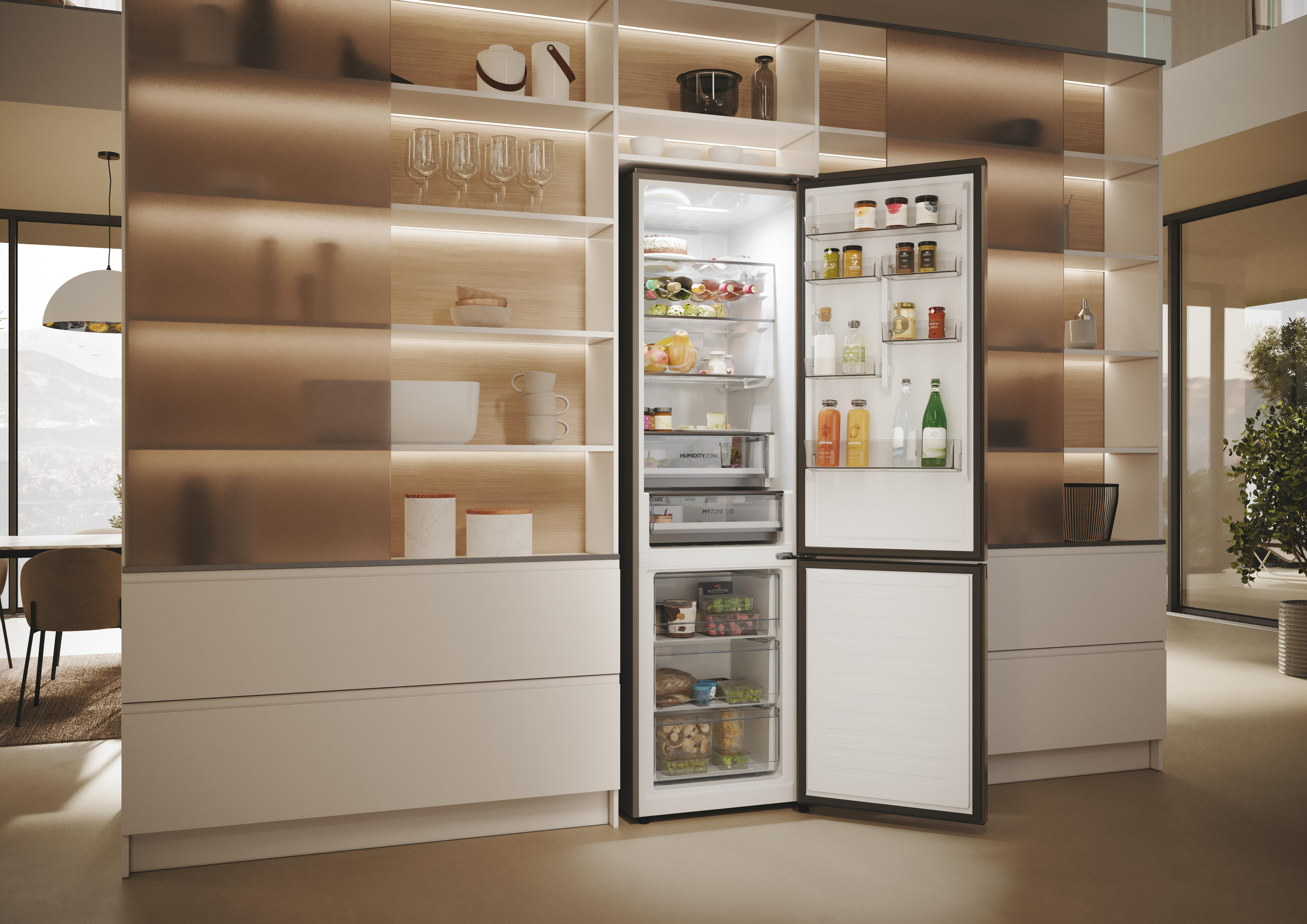 Ein Kühlschrank mit geöffneten Türen, der Regale, Schubladen und Gegenstände zeigt.