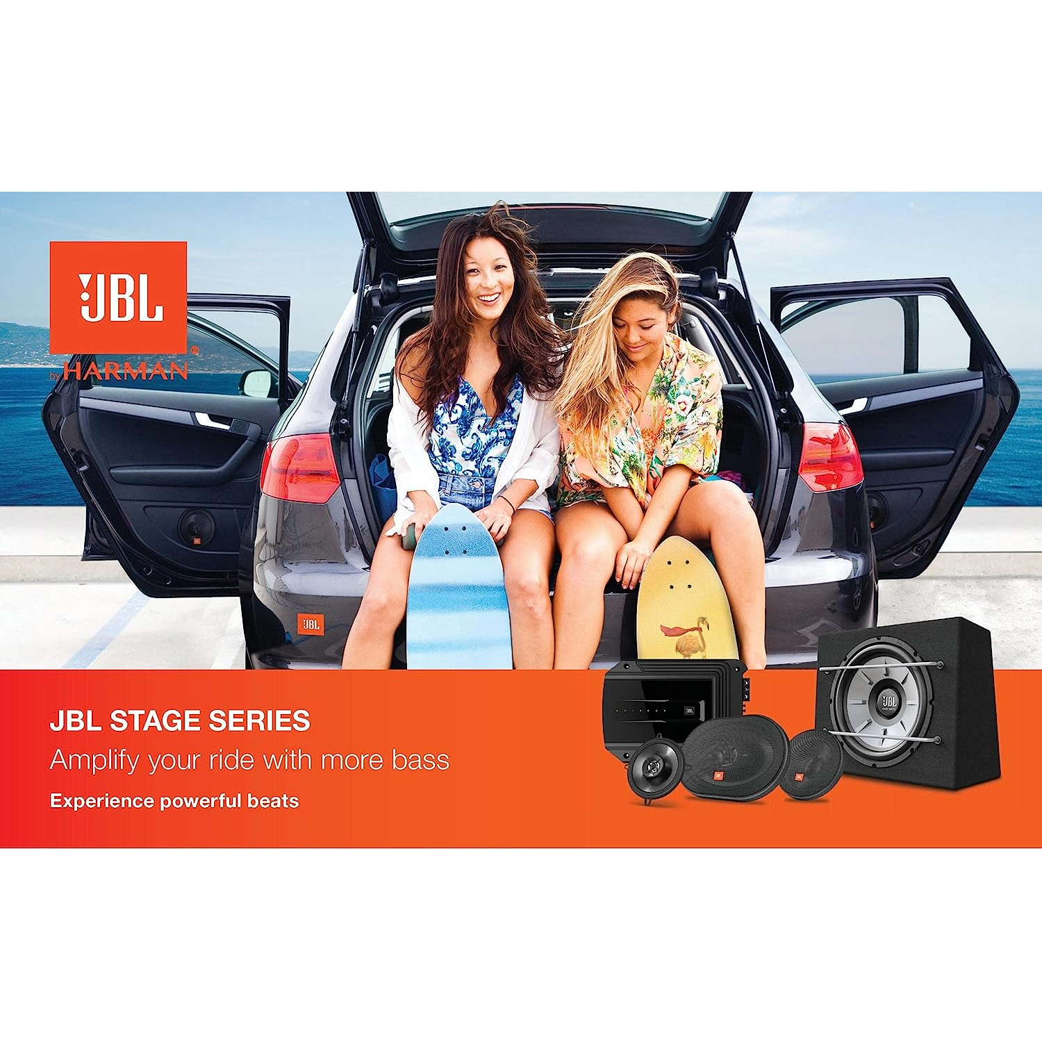 Twee vrouwen zitten achter in een auto met skateboards. JBL-luidsprekers en apparatuur zijn zichtbaar.