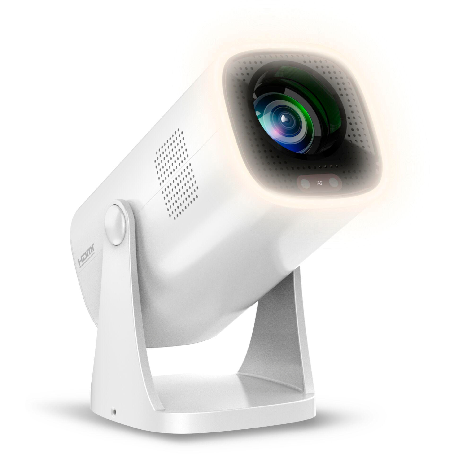 Proyector blanco con lente y luz. Está sobre un soporte blanco sobre un fondo blanco.