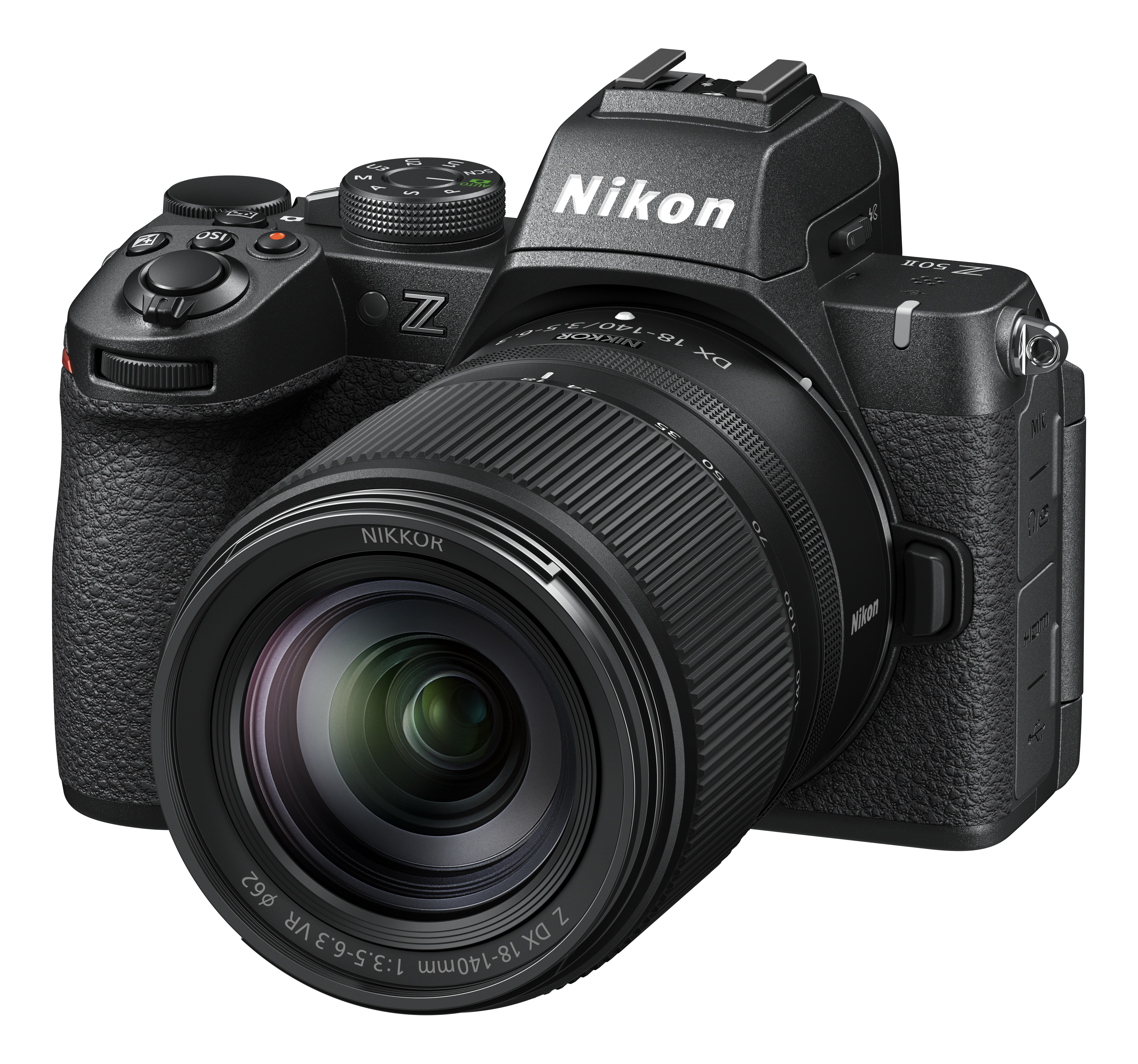 Schwarze Nikon Kamera mit Objektiv. Die Kamera steht auf weißem Untergrund mit weißem Hintergrund.