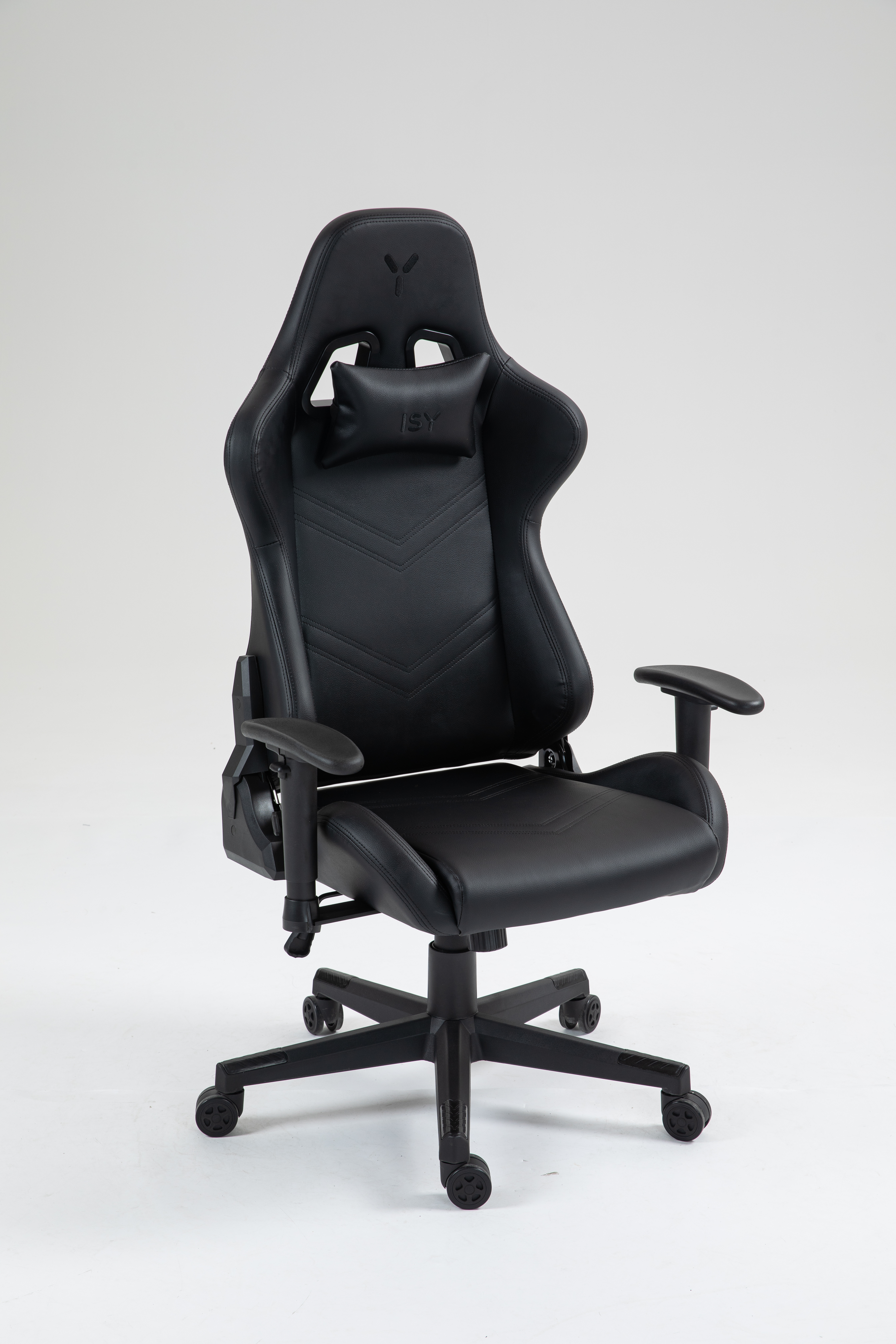 Chaise de jeu noire avec appuie-tête et accoudoirs. Sur fond blanc.