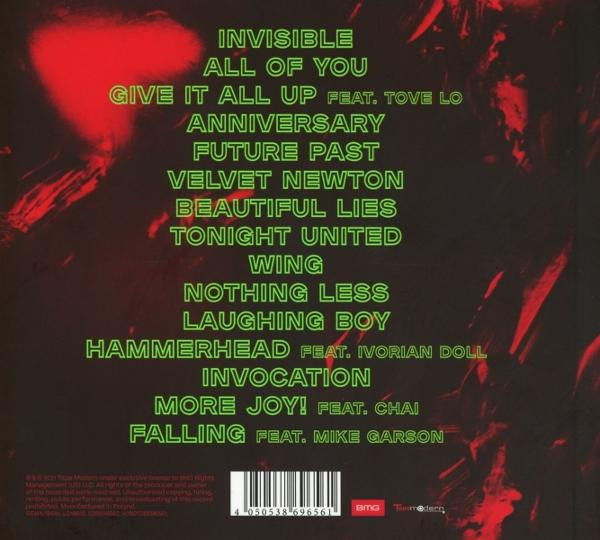 Egy CD tok hátulja zöld és piros színekben egy számlistával.