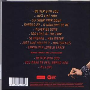 Dos d'un boîtier de CD avec des titres de chansons et une main avec un bracelet.