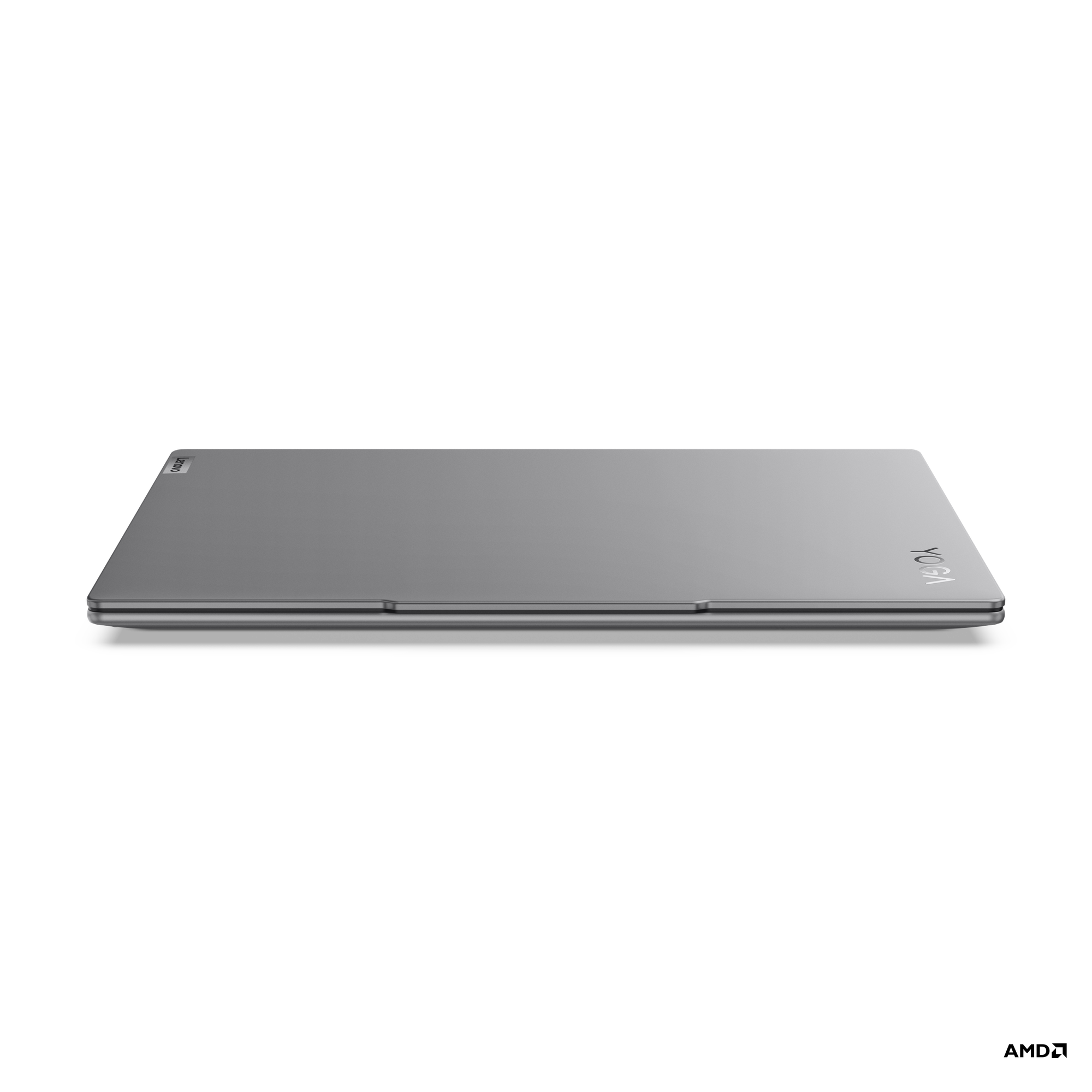 Lenovo logosu olan gümüş bir dizüstü bilgisayar, kapalı, siyah bir arka plan üzerinde.