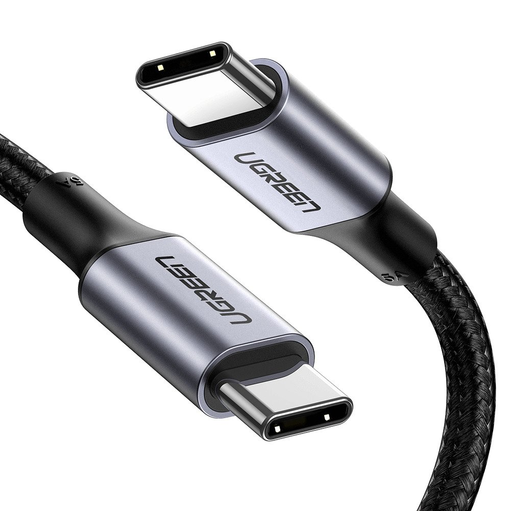 İki USB-C kablosu. UGREEN logolu gri konektörler ve siyah örgülü kablo.