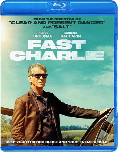 Couverture DVD du film "Fast Charlie". Pierce Brosnan est devant. Blu-ray en haut. Bordure bleue.