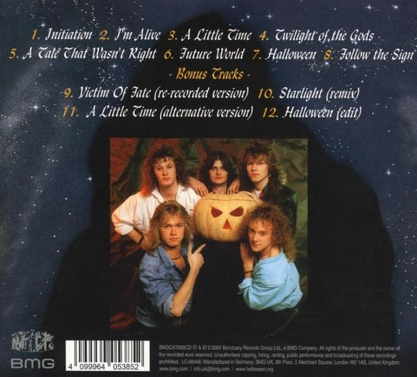CD-Rückseite mit einer Gruppe von Männern im Halloween-Thema. Der Titel steht oben, mit einem Kürbis.