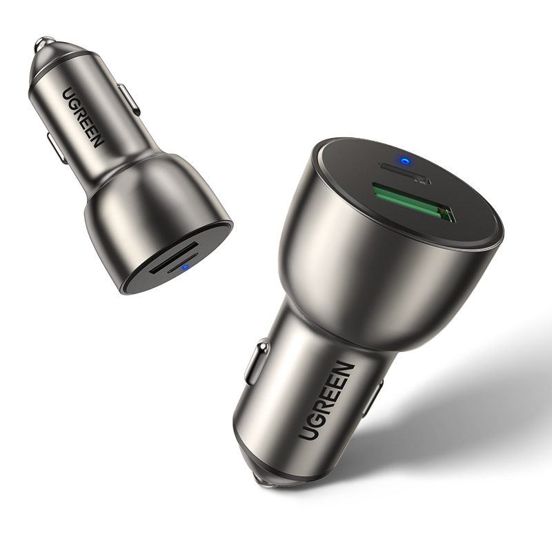 İki gümüş UGREEN araç şarj cihazı. Biri mavi ışıklı, her ikisi de USB bağlantı noktalarına sahip silindirik.