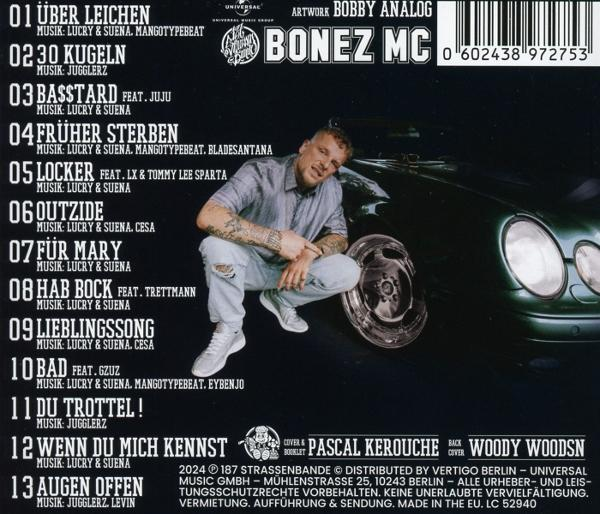 Die Rückseite einer CD mit einem Mann mit Tätowierungen und einem Auto. Die Titelliste ist ebenfalls sichtbar.