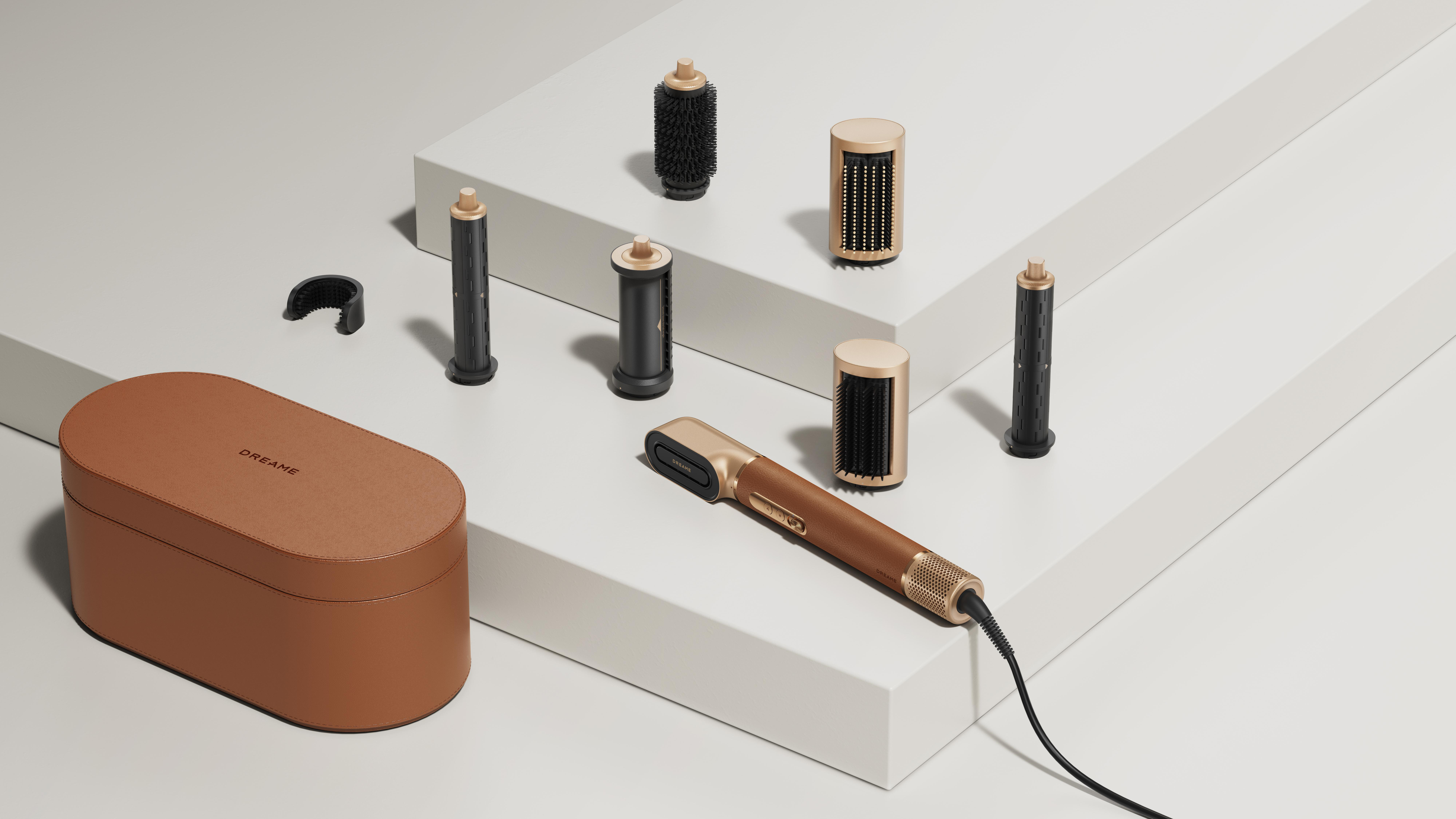 Haarstyling-Set mit verschiedenen Aufsätzen und einer braunen Tasche.
