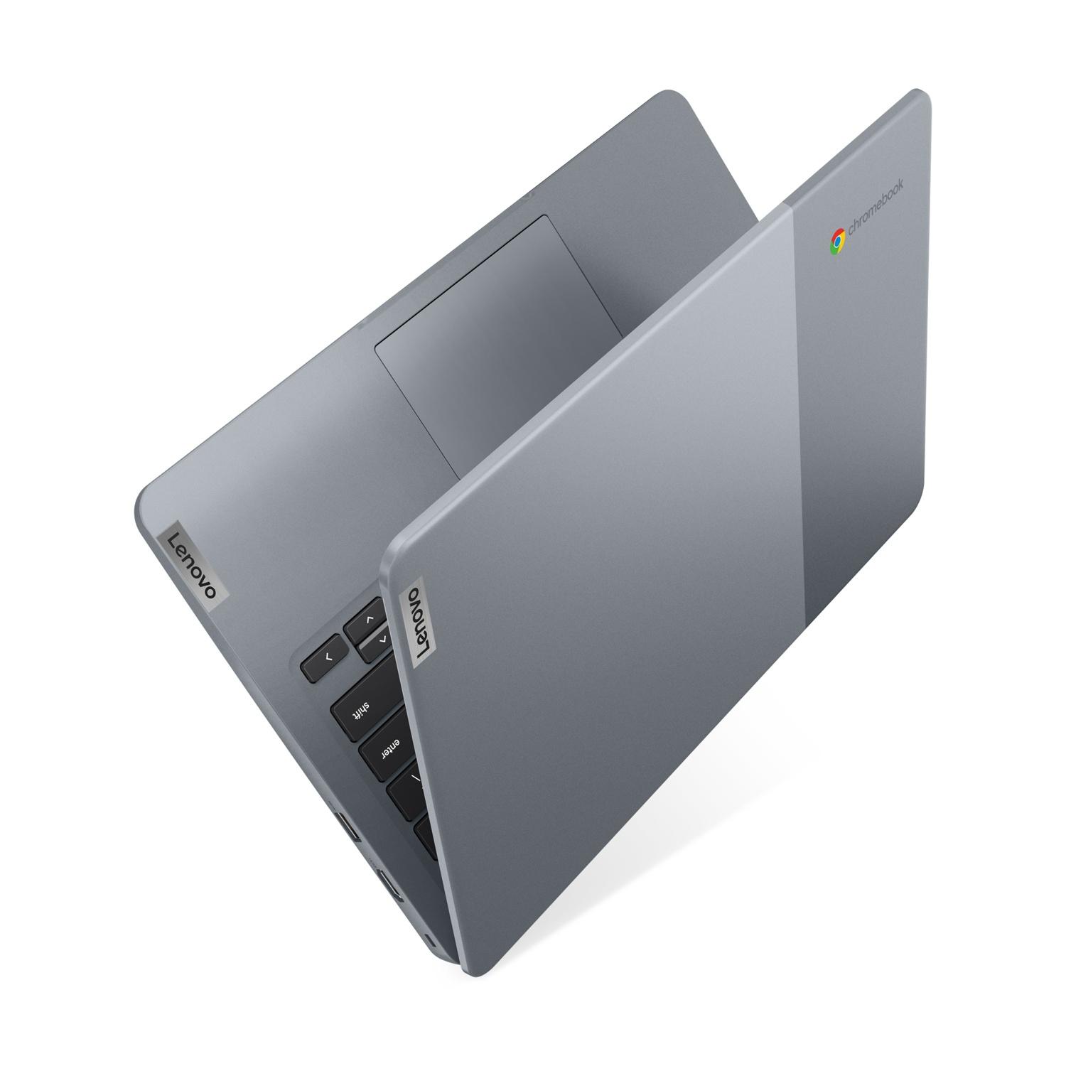 Portatile Lenovo Chromebook grigio, leggermente aperto, su una superficie bianca.