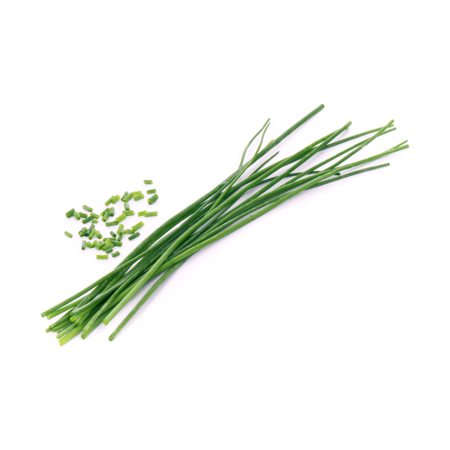 Erba cipollina fresca su superficie bianca. Erba cipollina tritata a lato.