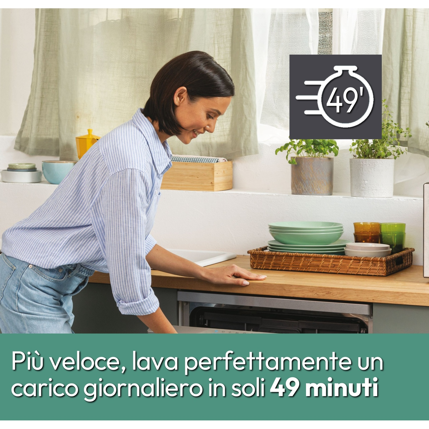 Donna che mette i piatti nella lavastoviglie, timer in vista.