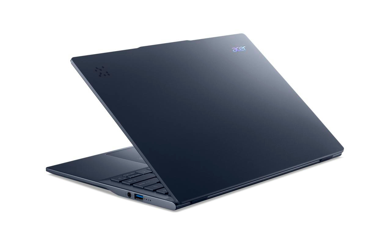 Ein blauer Laptop aus einem Winkel, der den geöffneten Bildschirm und die Tastatur zeigt.