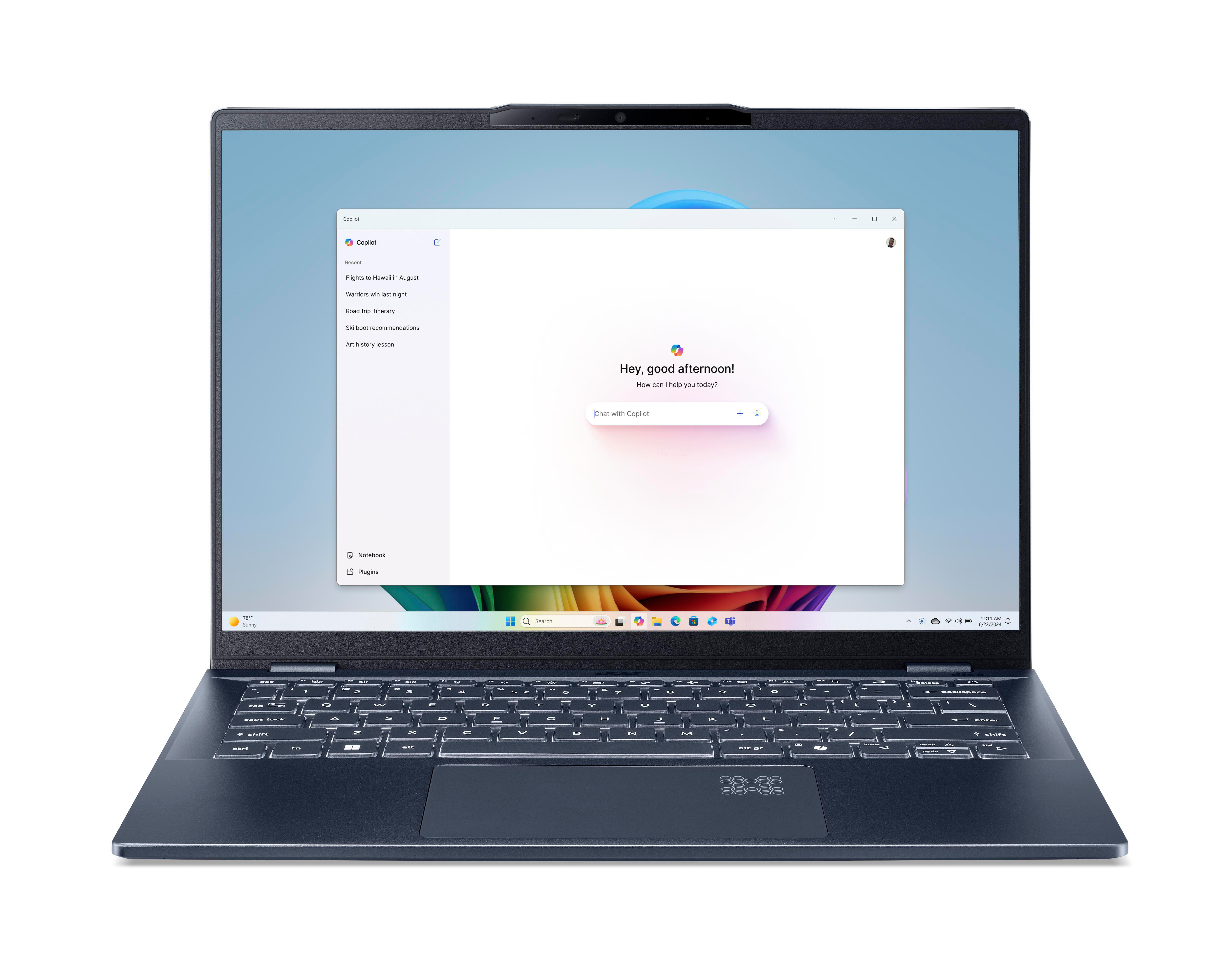 Laptop mit einem Bildschirm, der ein Chat-Fenster zeigt. Der Laptop ist auf einem Schreibtisch geöffnet.