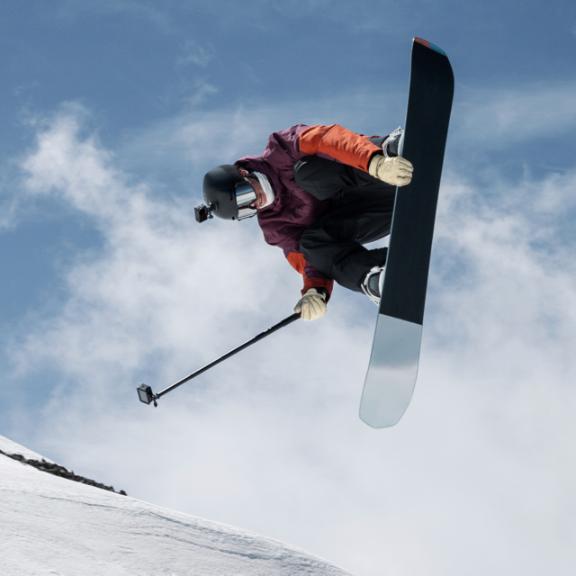 Havadaki bir snowboardcu, bir kayak direğine takılı bir GoPro kamerayla.