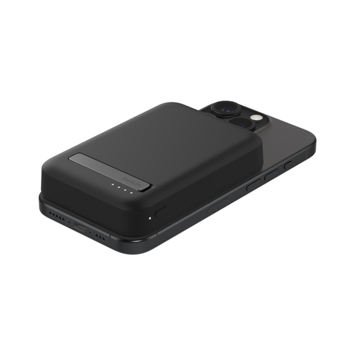 Un power bank nero collegato a un iPhone nero. Il logo Belkin è visibile.